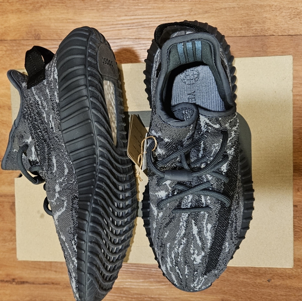 BrandNew Yeezy 350 v2 Boost